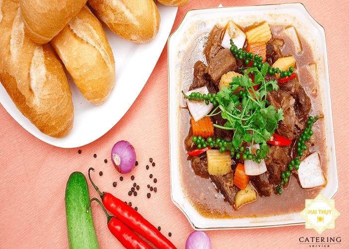 Bắp bò sốt rượu vang