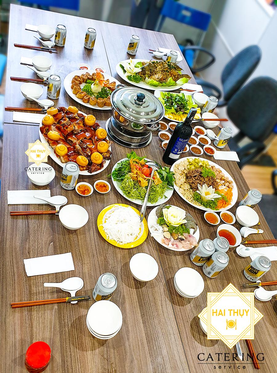 Bàn tiệc ở công ty nhưng không khác gì ở các của hàng dịch vụ