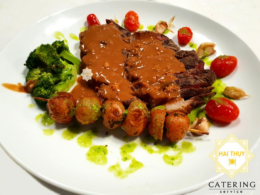 Bò Rebiya Úc nướng sốt nấm