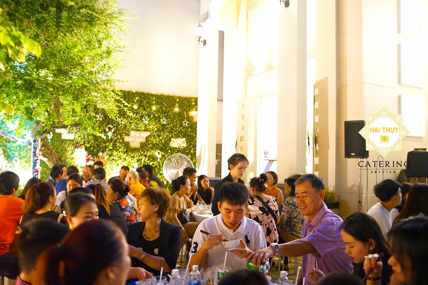 Các khách mời đang hòa mình với không gian tiệc ấm cúng và các món ăn hấp dẫn cả thị giác, thính giác