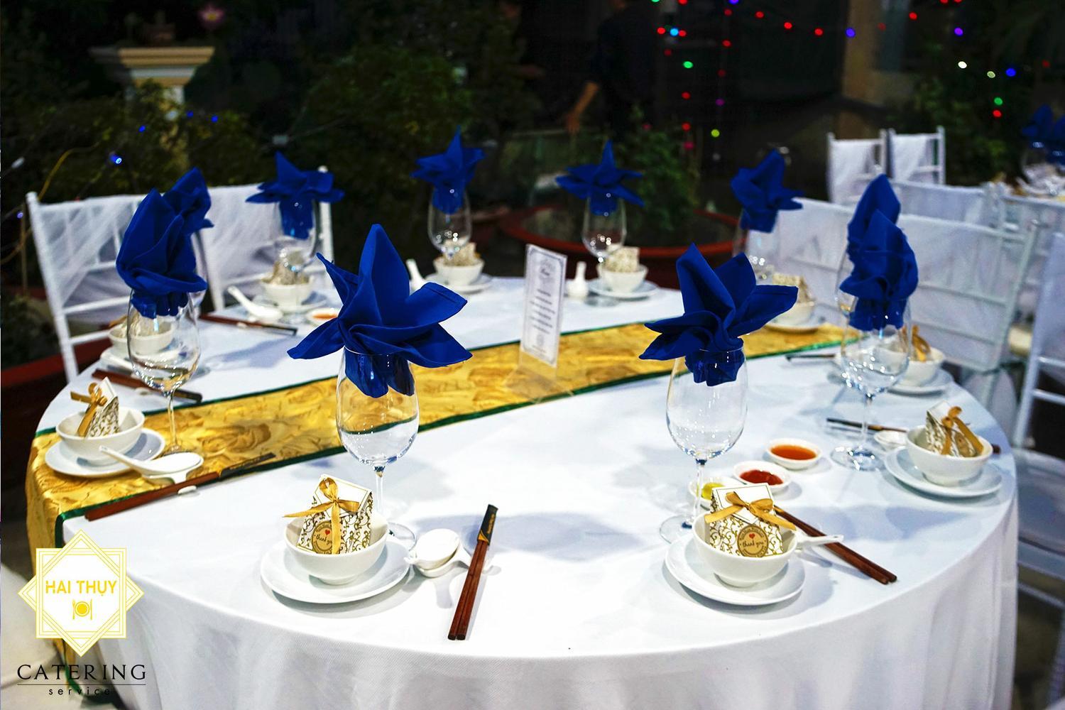 Một bàn tiệc được Hai Thụy Catering trau chuốt