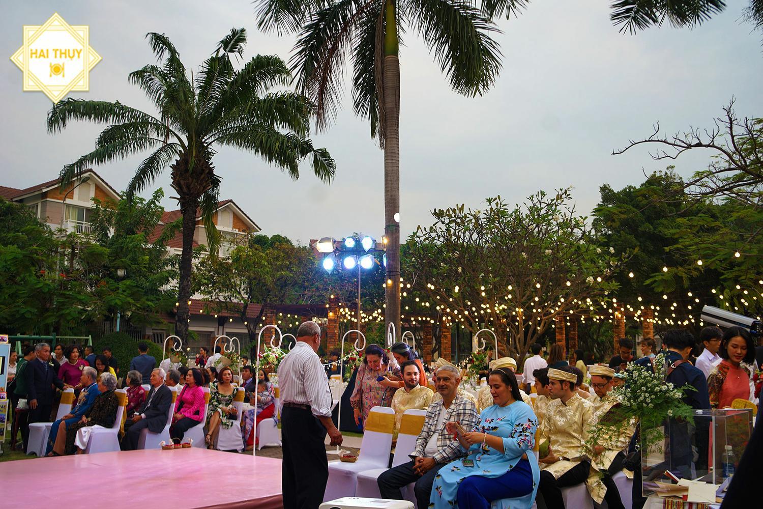 Các chàng "phụ rể" đẽ thương trong trang phục áo dài khăn đóng truyền thống