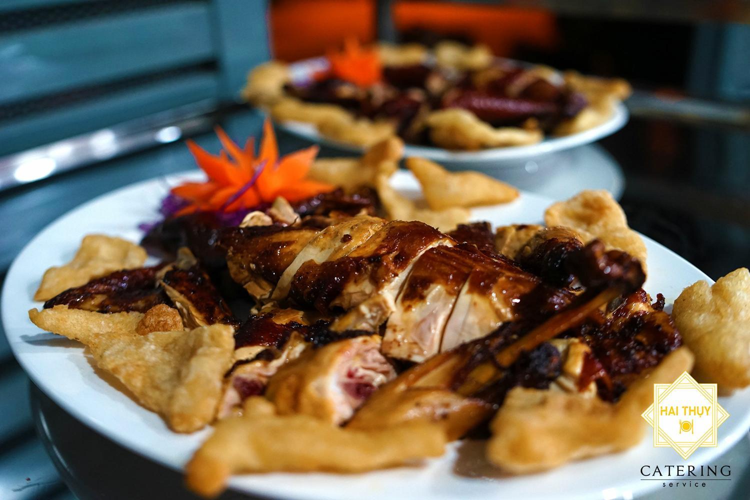 Gà ta bó xôi dai, ngon bên cạnh những miếng xôi dẻo thơm mùi nếp mới rất ngon miệng và đẹp mắt