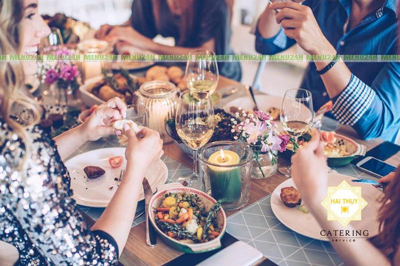 ĐÃI TIỆC TẠI NHÀ – Ý NGHĨA VỚI BUỔI TIỆC MANG TRỌN HƯƠNG VỊ CỦA MẸ