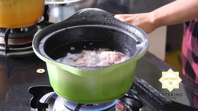 Nước hầm xương có ảnh hưởng gì với sức khỏe của bé?