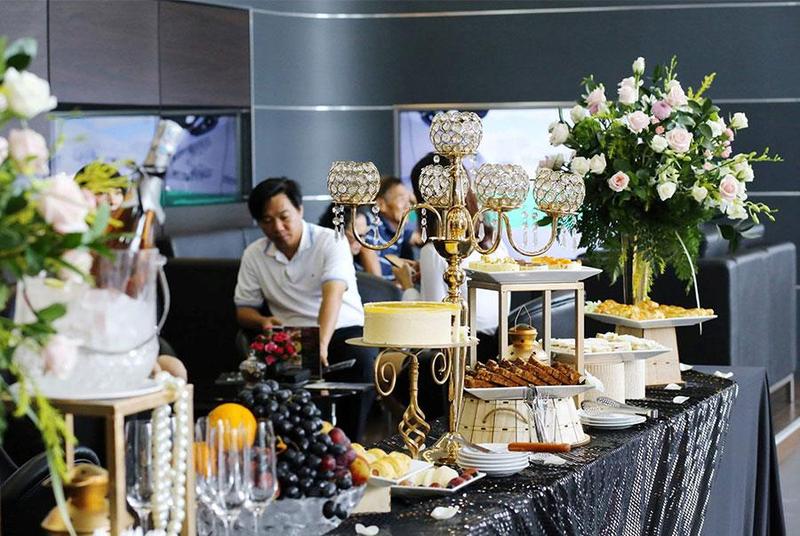 Đặt tiệc buffet khai trương – Thổi bùng không khí sôi động và ý nghĩa với xu hướng tiệc hiện đại