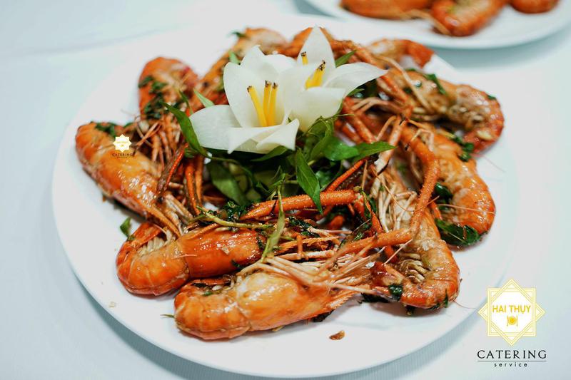 Tổ chức tiệc mừng thọ - Con cháu thể hiện lòng hiếu thảo với ông bà.